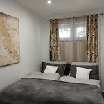 Accommodatie bij particulieren Dr Becsey Luxury -privat Medence ,jakuzzi,szauna *