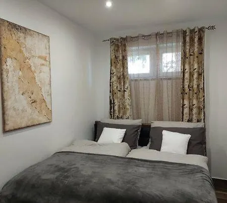 Accommodatie bij particulieren Dr Becsey Luxury -privat Medence ,jakuzzi,szauna *