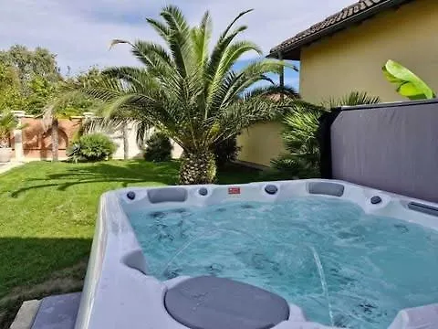 Rum i privatbostad Dr Becsey Luxury -privat Medence ,jakuzzi,szauna *